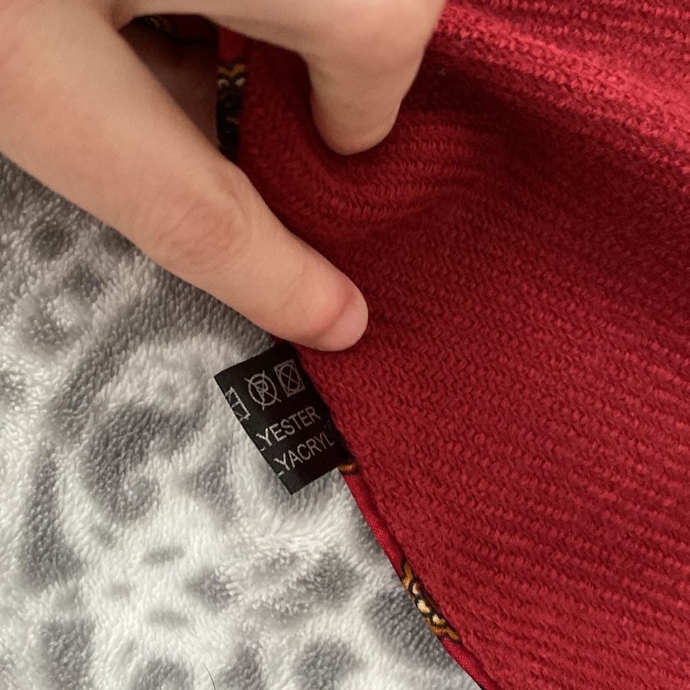 Red and gold flower design scarf - Picture 6 of 7